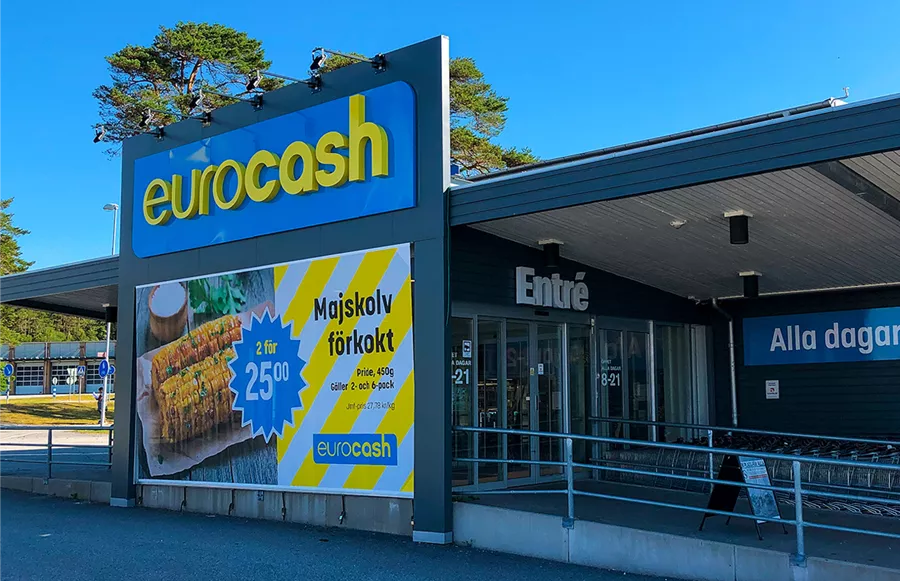 Strömstad butiksentré med Eurocash logga och en reklamvepa som visar majskolvar 