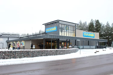 Eurocash fasad i Eda en novemberdag 2022 med snö på marken.