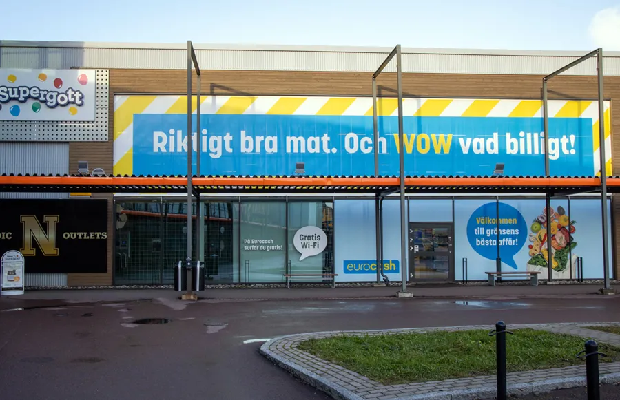 Fasad på Eurocash Töcksfors butiken, budskap på fasaden läser "Riktigt bra mat och WOW vad billigt!"