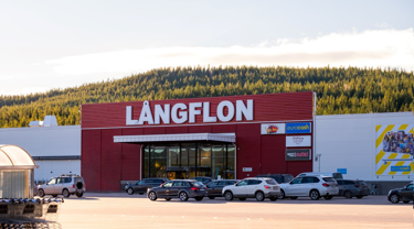 Långflons köpcenter fasad och parkering en solig dag.