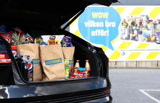 matkassar från eurocash fulla med mat placerade i backluckan på en bil